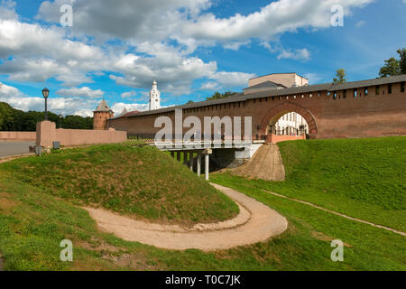 Novgorod, Myasnoy Bor village, Russia - Agosto 14, 2018: Risurrezione arch e il ponte in entrata al Cremlino. Le mura e le torri del Novg Foto Stock