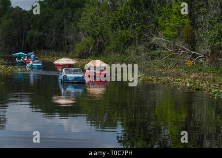 Amphicars nell'acqua la voce di fiume verso la Burrell Blocco di navigazione Su Haines Creek fiume in Leesburg, Florida USA Foto Stock