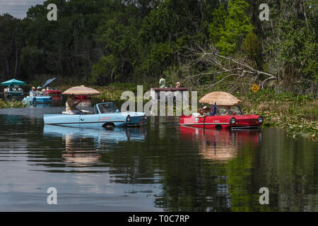 Amphicars nell'acqua la voce di fiume verso la Burrell Blocco di navigazione Su Haines Creek fiume in Leesburg, Florida USA Foto Stock