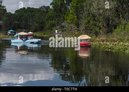 Amphicars nell'acqua la voce di fiume verso la Burrell Blocco di navigazione Su Haines Creek fiume in Leesburg, Florida USA Foto Stock