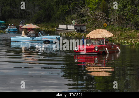 Amphicars nell'acqua la voce di fiume verso la Burrell Blocco di navigazione Su Haines Creek fiume in Leesburg, Florida USA Foto Stock