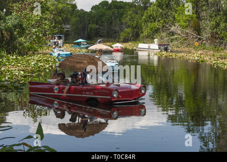 Amphicars nell'acqua la voce di fiume verso la Burrell Blocco di navigazione Su Haines Creek fiume in Leesburg, Florida USA Foto Stock