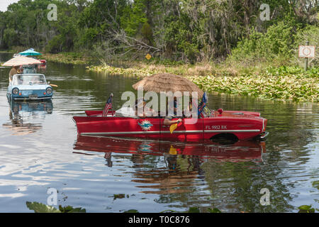 Amphicars nell'acqua la voce di fiume verso la Burrell Blocco di navigazione Su Haines Creek fiume in Leesburg, Florida USA Foto Stock