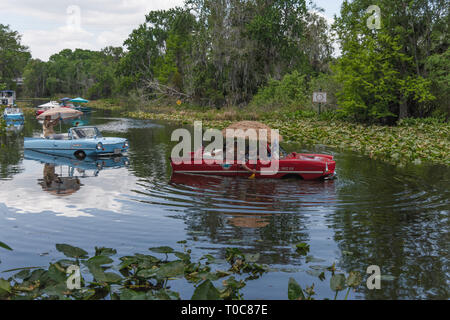 Amphicars nell'acqua la voce di fiume verso la Burrell Blocco di navigazione Su Haines Creek fiume in Leesburg, Florida USA Foto Stock