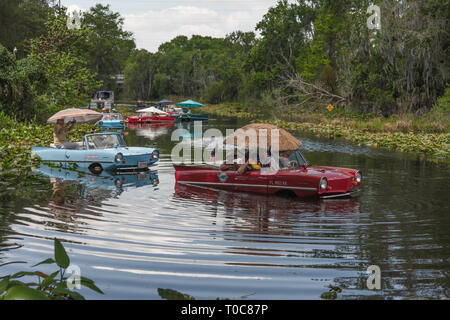 Amphicars nell'acqua la voce di fiume verso la Burrell Blocco di navigazione Su Haines Creek fiume in Leesburg, Florida USA Foto Stock