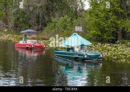 Amphicars nell'acqua la voce di fiume verso la Burrell Blocco di navigazione Su Haines Creek fiume in Leesburg, Florida USA Foto Stock