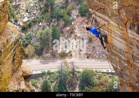 Arrampicata su Steve's Arete Foto Stock