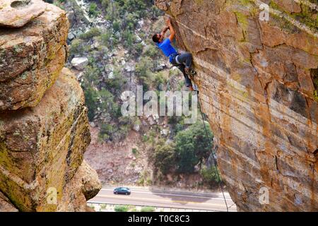 Arrampicata su Steve's Arete Foto Stock