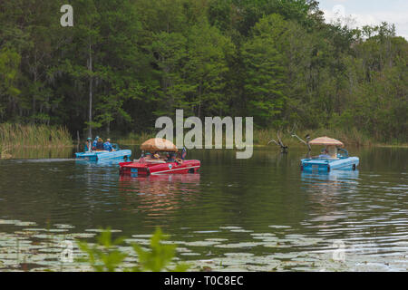 Amphicars nell'acqua la voce di fiume verso la Burrell Blocco di navigazione Su Haines Creek fiume in Leesburg, Florida USA Foto Stock