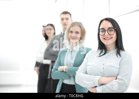 Fiducioso imprenditrice in piedi di fronte al suo team aziendale Foto Stock