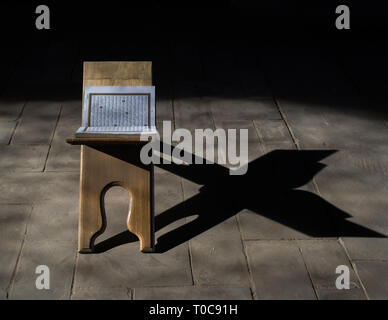 Corano su supporto in legno stand presso la moschea Foto Stock