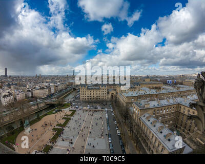 Grande vista panoramica di Parigi da Notre Dame in una bella giornata. Il suo visibile anche più famosi monumenti Parigini, la torre Eiffel e il museo del Louvre. Foto Stock