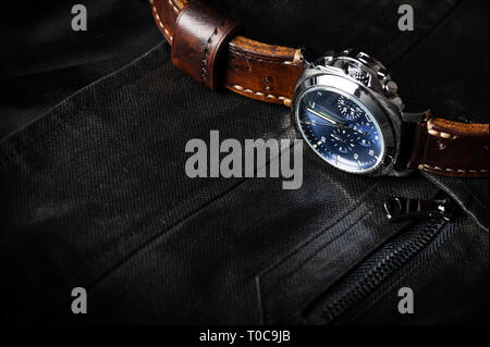 Moda di lusso orologio con quadrante blu e pelle marrone watch band (stile di munizioni cinturino) Foto Stock