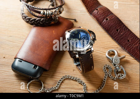 Moda di lusso orologio con quadrante blu e pelle marrone watch band (stile di munizioni cinturino) Foto Stock