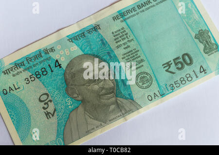 Nuova valuta indiana 50 Rs nota poste in diagonale su sfondo bianco Foto Stock