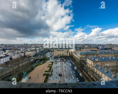 Grande vista panoramica di Parigi da Notre Dame in una bella giornata. Il suo visibile anche più famosi monumenti Parigini, la torre Eiffel e il museo del Louvre. Foto Stock