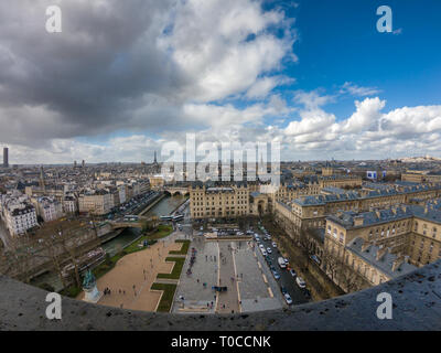 Grande vista panoramica di Parigi da Notre Dame in una bella giornata. Il suo visibile anche più famosi monumenti Parigini, la torre Eiffel e il museo del Louvre. Foto Stock