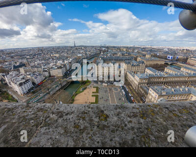 Aspetto panoramico della città di Parigi dietro i fili di protezione sul tetto della cattedrale di Notre Dame. Parigi, Francia, Europa Foto Stock