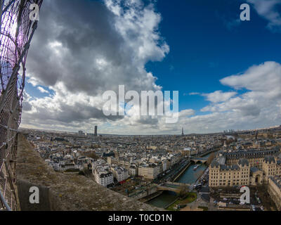 Aspetto panoramico della città di Parigi dietro i fili di protezione sul tetto della cattedrale di Notre Dame. Parigi, Francia, Europa Foto Stock