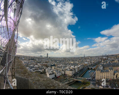 Aspetto panoramico della città di Parigi dietro i fili di protezione sul tetto della cattedrale di Notre Dame. Parigi, Francia, Europa Foto Stock