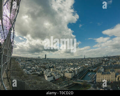 Aspetto panoramico della città di Parigi dietro i fili di protezione sul tetto della cattedrale di Notre Dame. Parigi, Francia, Europa Foto Stock