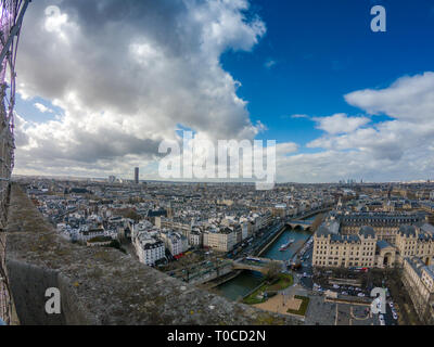 Aspetto panoramico della città di Parigi dietro i fili di protezione sul tetto della cattedrale di Notre Dame. Parigi, Francia, Europa Foto Stock