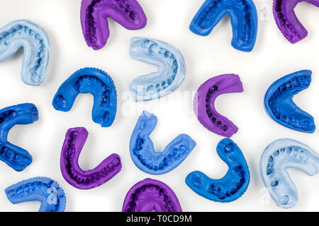 Odontoiatrici strumenti ortodontici. Dispositivo per la realizzazione di un dente stampato. Foto Stock