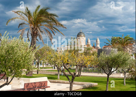 Parco Jardin Bonaparte, sullo sfondo la Basilica di Notre Dame di Victoire, Saint-Raphael, Var, Provence-Alpes-Côte d'Azur, in Francia, in Europa Foto Stock