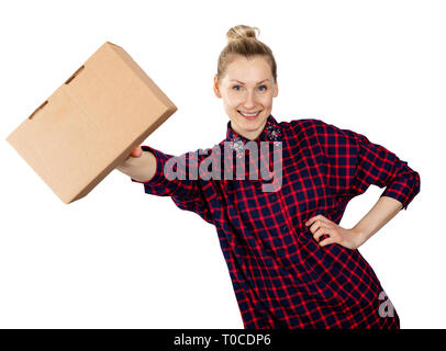 Donna sorridente con il fustellato di scatola di cartone in mano isolati su sfondo bianco Foto Stock
