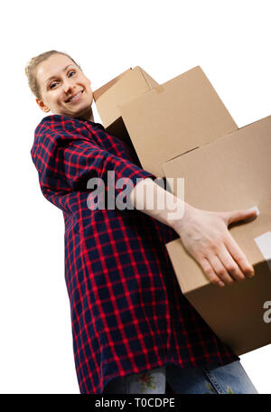Passando alla nuova casa - sorridente giovane donna con la pila di scatole di cartone Foto Stock