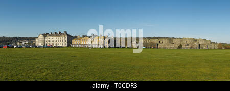 Ampio angolo di panoramica del lungomare e il castello nella città di Beaumaris su Anglesey North Wales UK Foto Stock