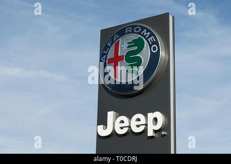 Close up un dettaglio di Alfa Romeo e Jeep concessionaria auto segno Foto Stock