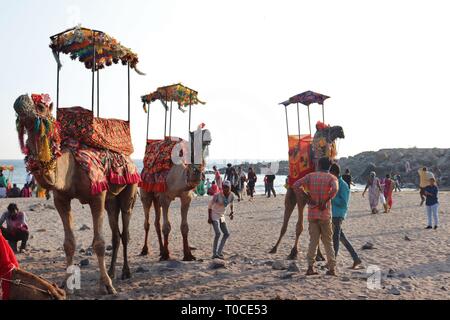 Turisti che si godono il loro tempo al tempio di Somnath beach/Somnath-Gujarat/India Foto Stock