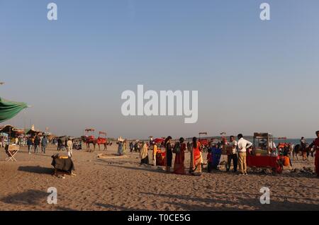 Turisti che si godono il loro tempo al tempio di Somnath beach/Somnath-Gujarat/India Foto Stock