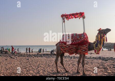 Turisti che si godono il loro tempo al tempio di Somnath beach/Somnath-Gujarat/India Foto Stock