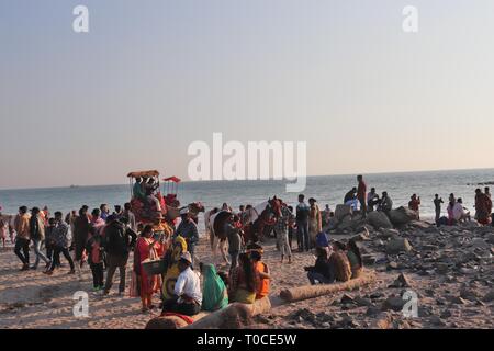 Turisti che si godono il loro tempo al tempio di Somnath beach/Somnath-Gujarat/India Foto Stock