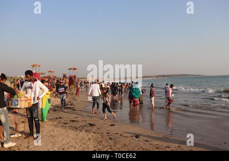 Turisti che si godono il loro tempo al tempio di Somnath beach/Somnath-Gujarat/India Foto Stock