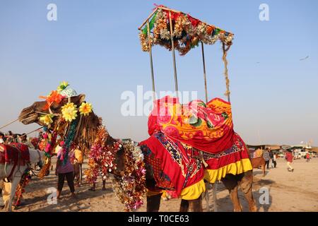 Turisti che si godono il loro tempo al tempio di Somnath beach/Somnath-Gujarat/India Foto Stock