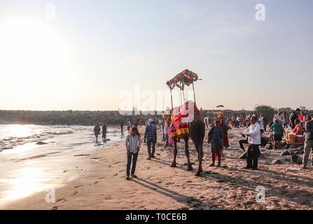 Turisti che si godono il loro tempo al tempio di Somnath beach/Somnath-Gujarat/India Foto Stock