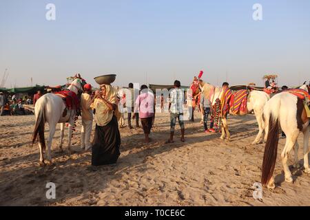 Turisti che si godono il loro tempo al tempio di Somnath beach/Somnath-Gujarat/India Foto Stock