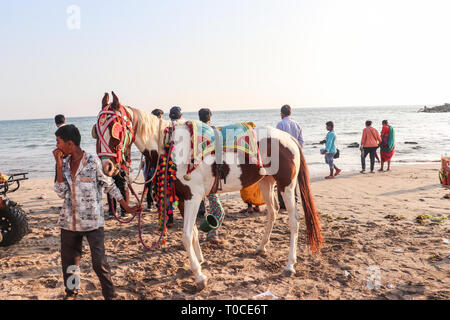 Turisti che si godono il loro tempo al tempio di Somnath beach/Somnath-Gujarat/India Foto Stock