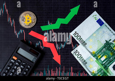 Fluttuazioni e la previsione dei tassi di cambio di denaro virtuale. Le frecce rosse e verdi con golden Bitcoin scala sulla carta nera forex backgroun grafico Foto Stock