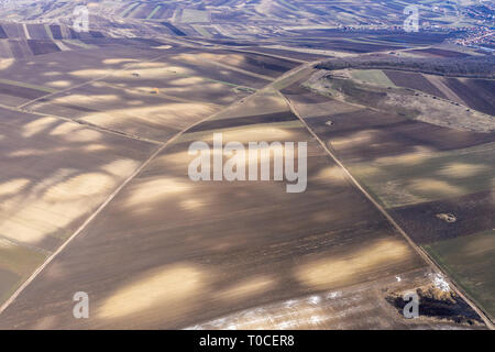 Vista aerea di terre agricole, schema naturale del terreno arato, marrone e giallo terreno da un drone Foto Stock