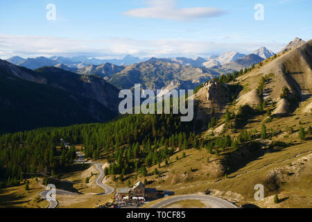 Izoard Pass, il paesaggio di "Casse deserte", un cirque nello Queyras parco naturale, Querays massiccio. Panoramica delle montagne e la valle con la Foto Stock