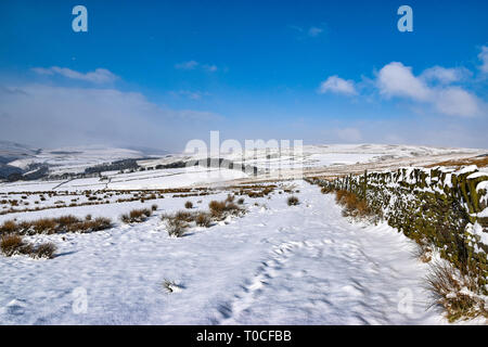 Sud Pennine Hills in snow, sopra Hardcastle Crags, Hebden Bridge, Calderdale, West Yorkshire Foto Stock