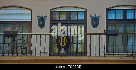 Tre finestre con decorazioni sulla facciata Foto Stock