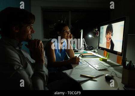 Felice giovani multi-etnico dirigenti ufficio effettuare videoconferenze a scrivania in un ufficio moderno 4k Foto Stock