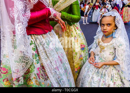 Spagna Valencia Fallas festival Donne in costumi tradizionali e bambino nella città sfilata alla Vergine Maria Las Fallas ragazza Foto Stock