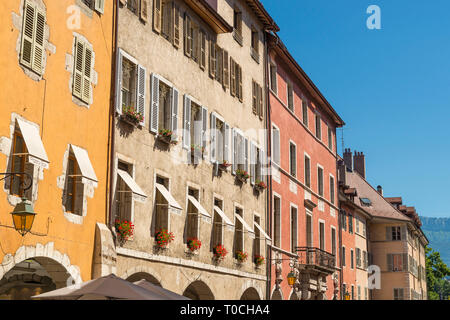 Annecy (sud-est della Francia): le proprietà con facciata colorata sulle rive del fiume Thiou nella città vecchia, sulle rive del lago di Annecy Foto Stock