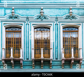 La complessità di un turchese stile coloniale facciata con balcone nel centro storico della città di Cuenca, Ecuador, Sud America. Foto Stock